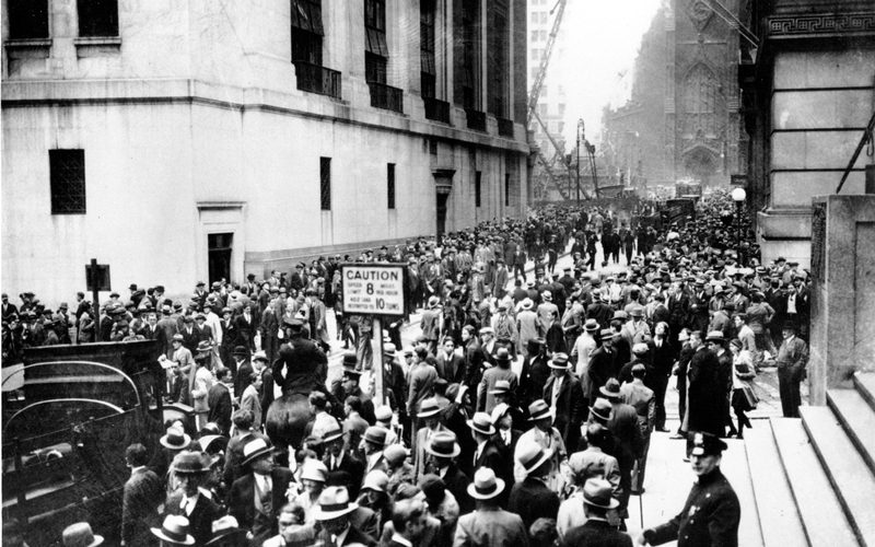 Crowds outside the New York Stock Exchange, 1929.